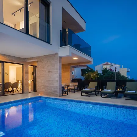 Luxury Karla With Pool *