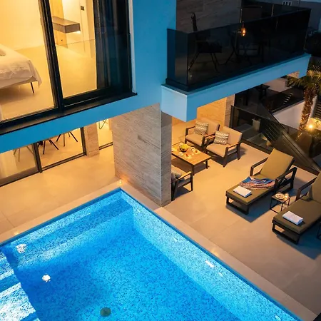 Luxury Karla With Pool 特罗吉尔