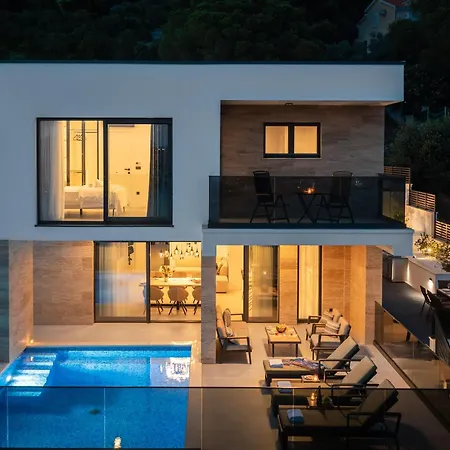 Luxury Karla With Pool *