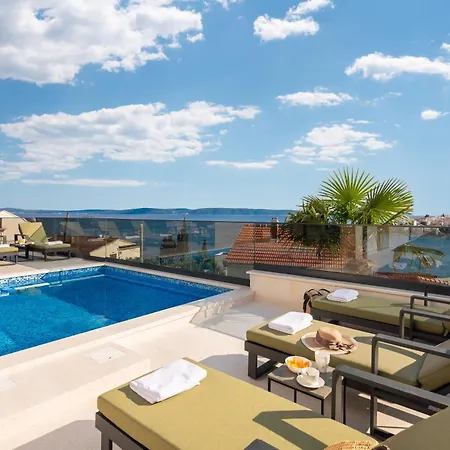 Luxury Karla With Pool * 特罗吉尔