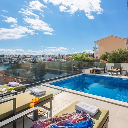Luxury Karla With Pool