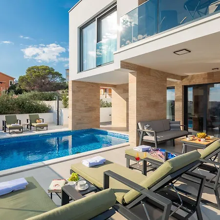 Luxury Karla With Pool *