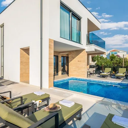 Luxury Karla With Pool * 特罗吉尔