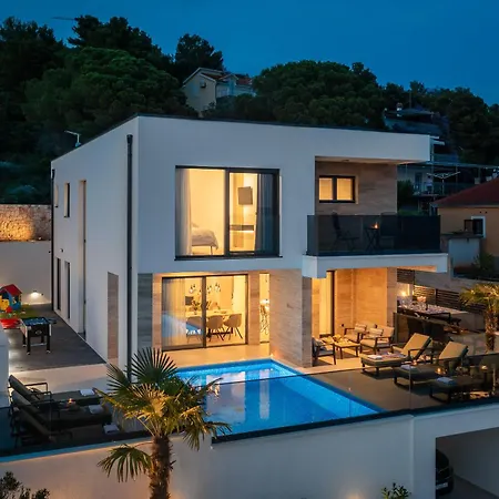 Luxury Karla With Pool Villa