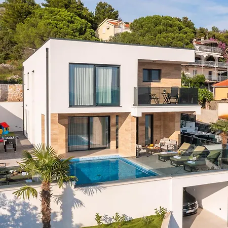 Villa Luxury Karla With Pool Trogir