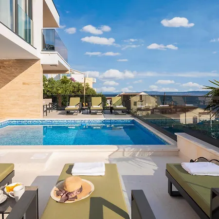 Luxury Karla With Pool *