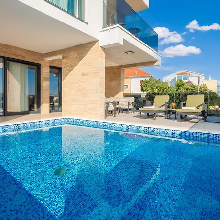 Luxury Karla With Pool *